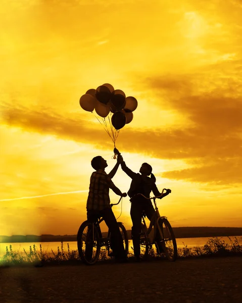 Deux Personnes Sur Date Romantique Tenant Des Ballons Colorés Sur — Photo