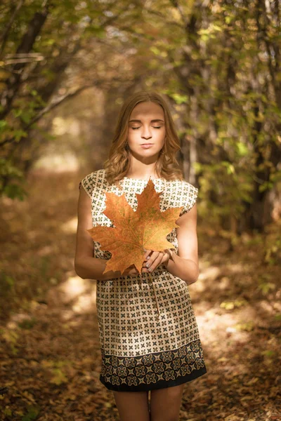 Elinde bir yaprak tutan kadın — Stok fotoğraf