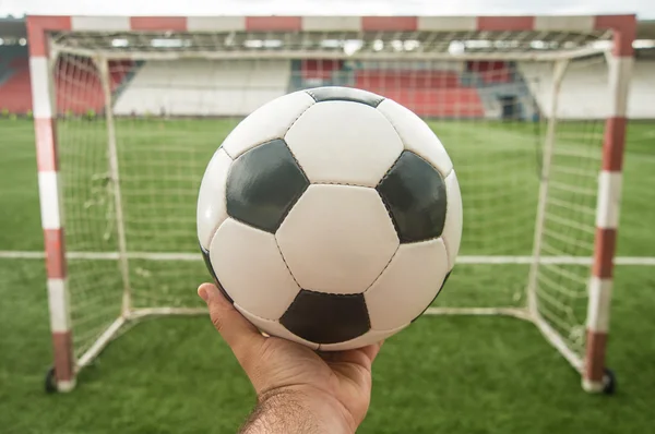 Ruka držící míč kožený — Stock fotografie