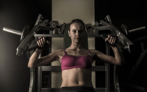 Sportowe Kobieta Robi Ćwiczenia Moc Maszyny Treningu Siłowni — Zdjęcie stockowe