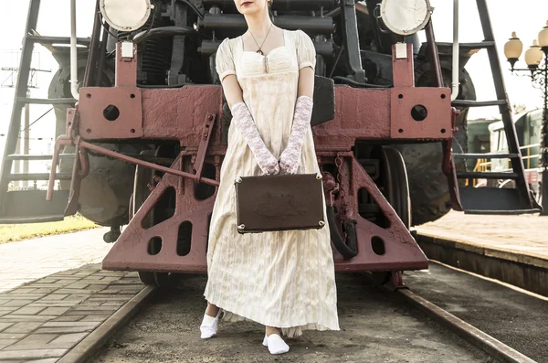Młoda Dorosła Kobieta Stojąca Pobliżu Zabytkowego Pociągu Walizką — Zdjęcie stockowe