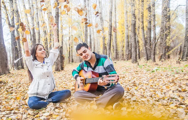 Πορτραίτο Κοριτσιού Και Άνθρωπος Παίζει Ακουστική Κιθάρα Κίτρινο Φόντο Φθινόπωρο — Φωτογραφία Αρχείου