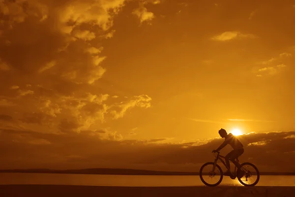 Silueta del joven ciclista — Foto de Stock