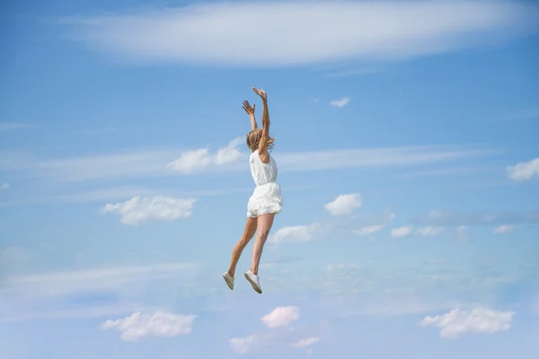 Jovem mulher pulando — Fotografia de Stock