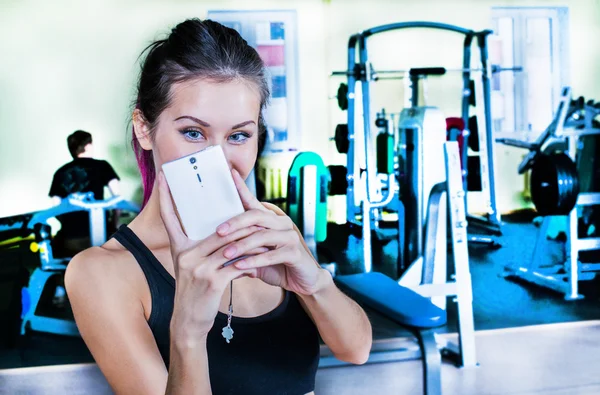 Jovem Mulher Adulta Com Smartphone Tomando Selfie Espelho Ginásio — Fotografia de Stock