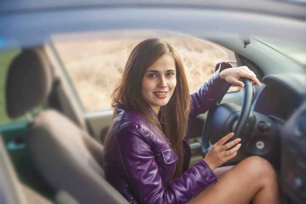 Junge Frau beim Abbiegen im Auto — Stockfoto