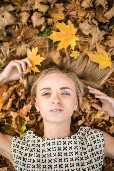 Дівчина, лежить на осінньому листі — стокове фото