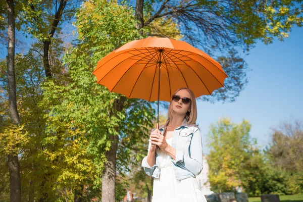 Осень Счастливая Стильная Женщина Оранжевым Зонтиком — стоковое фото