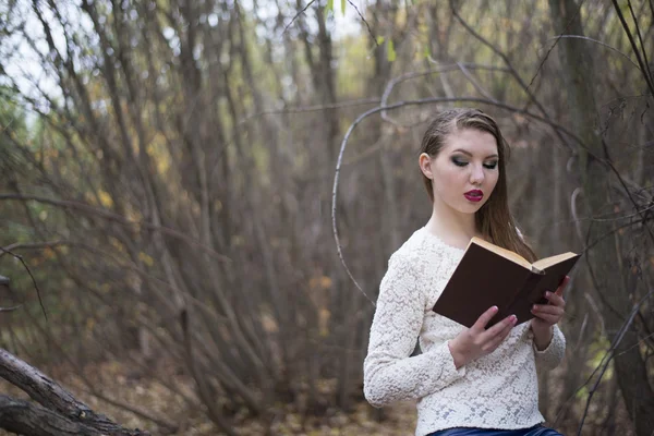 Mulher Com Longos Cabelos Molhados Floresta Outono Lendo Grande Livro — Fotografia de Stock