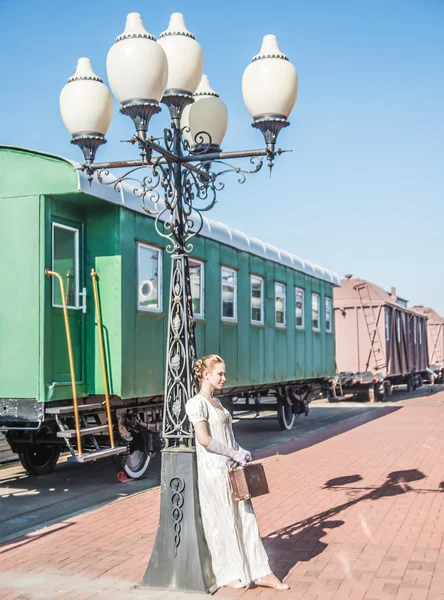 Junge Erwachsene Frau Steht Mit Koffer Neben Oldtimer Zug — Stockfoto