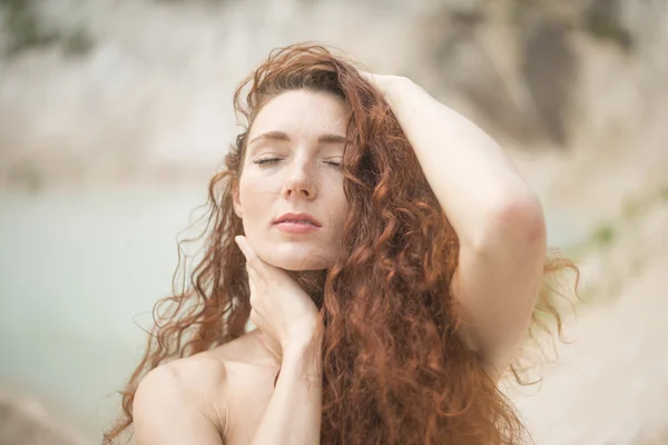 Retrato Verão Bela Sardenta Jovem Menina Adulta Posando — Fotografia de Stock