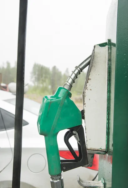 Auto gris en una gasolinera — Foto de Stock