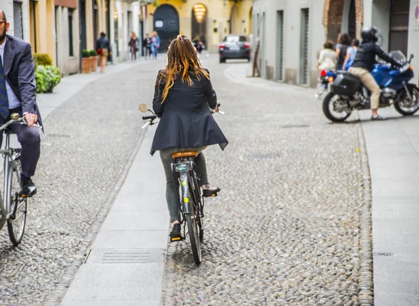 Mujer en viejo r bicicleta negro — Foto de Stock