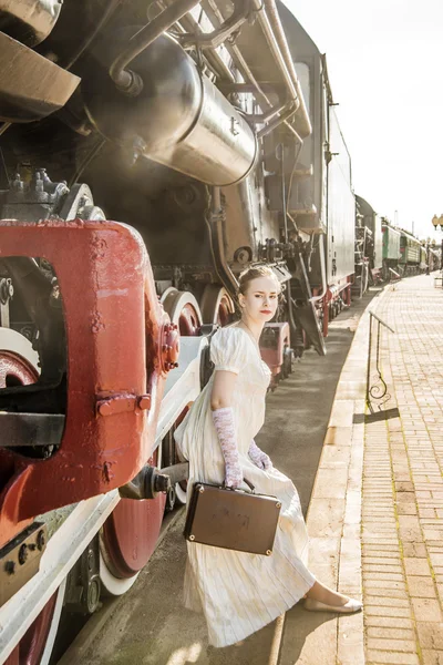 Mladý Dospělý Žena Stojící Blízkosti Starého Retro Vintage Vlak — Stock fotografie