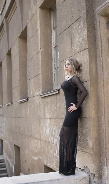 Retrato Hermosa Joven Mujer Caucásica Adulta Pie Junto Pared Hormigón — Foto de Stock