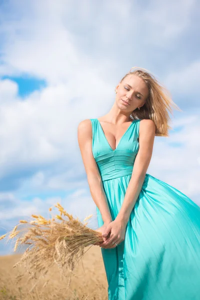 Retrato de romántica mujer delgada de pie en el campo de trigo con bri —  Fotos de Stock