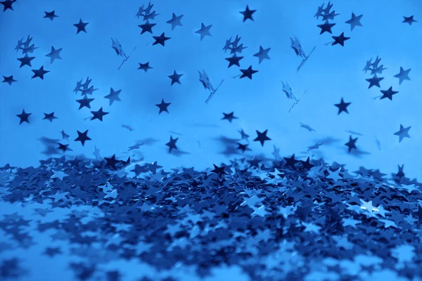 Konfetti i form av stjärnor i flygande — Stockfoto