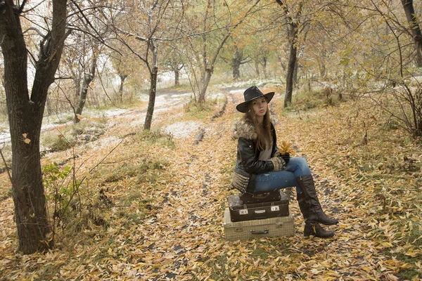 Mulher esperando por algo em malas — Fotografia de Stock