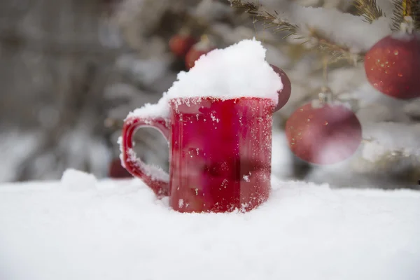 Rote Tasse mit Schnee — Stockfoto