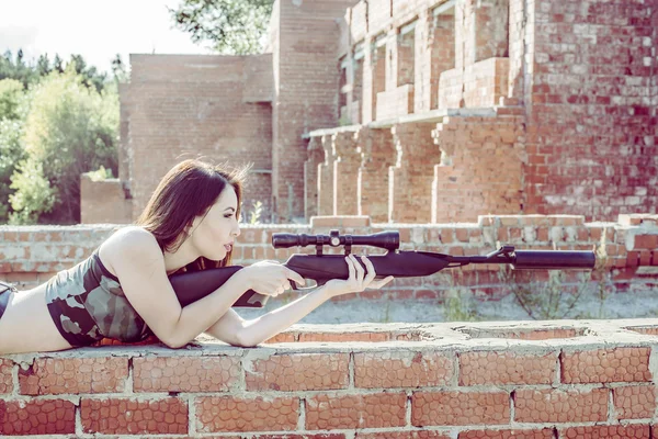 狙击步枪的女人 — 图库照片