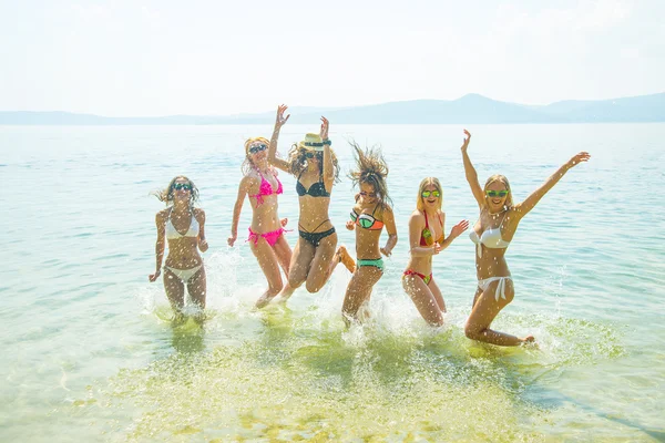 Vista Grupo Amigos Divirtiéndose Playa Tropical Verano Hora Verano — Foto de Stock