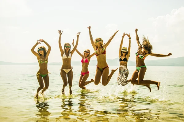 Vista Grupo Amigos Divertindo Praia Tropical Verão Hora Verão — Fotografia de Stock