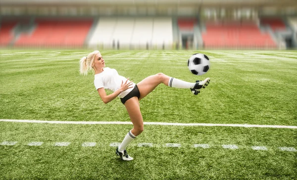 Fille jouer au football — Photo