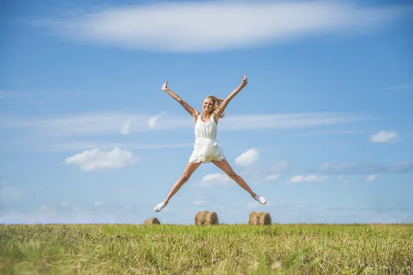 Femme sautant de joie — Photo