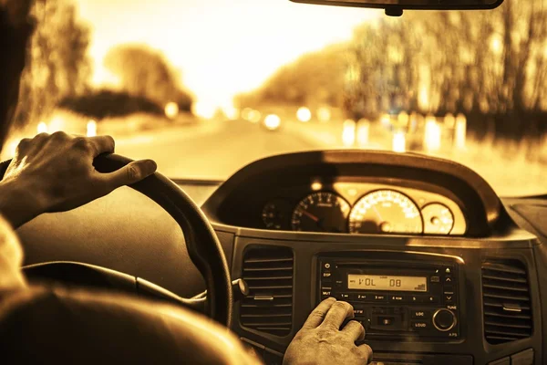 Homem dirigindo um carro — Fotografia de Stock