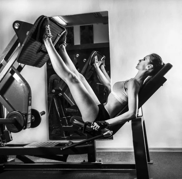 Çekici Genç Kadın Vücut Geliştirme Bir Spor Salonunda Yapıyor Bacak — Stok fotoğraf