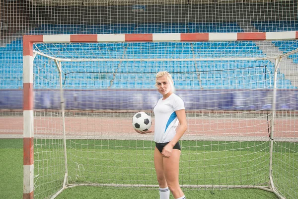 Kobieta gospodarstwa piłka — Zdjęcie stockowe
