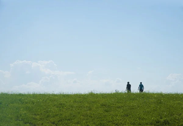 Casal contra o céu azul — Fotografia de Stock