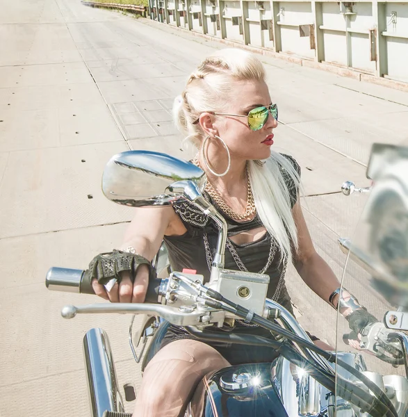 Joven Chica Brutal Con Gafas Sol Con Estilo Motocicleta — Foto de Stock