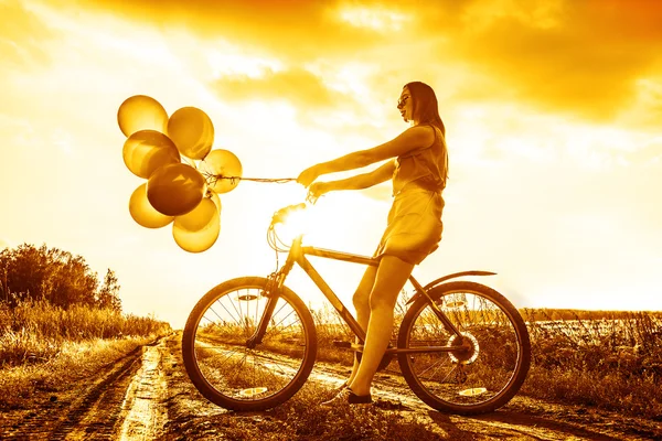 Junges Mädchen Sexy Kleid Fahrrad Fahren Luftballons Fliegen — Stockfoto