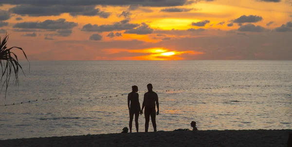 Casal de mãos dadas na praia — Fotografia de Stock