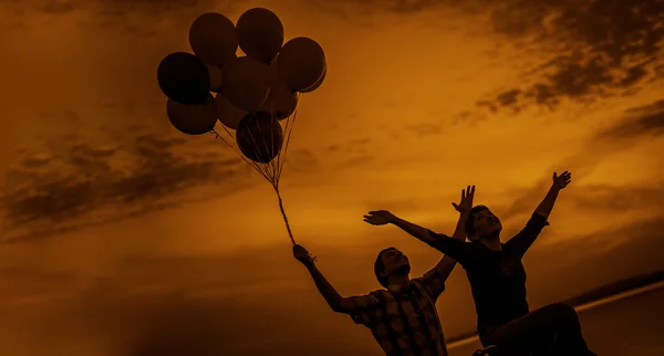 Silhouettes Couple Amoureux Tiennent Des Ballons Multicolores Beau Coucher Soleil — Photo