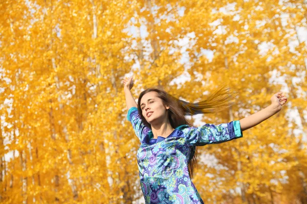 女人玩长长的头发在风中 — 图库照片