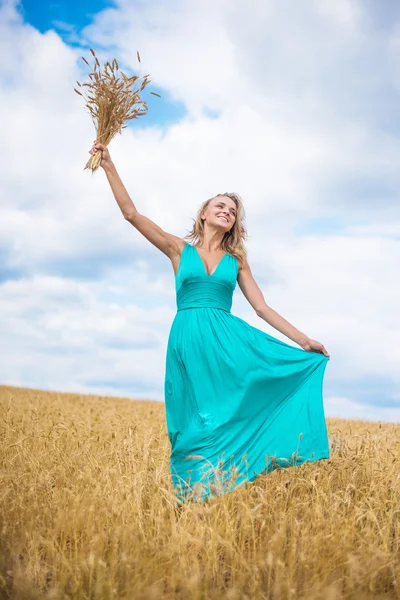 Portrait de femme mince romantique debout sur le champ de blé portant soutien-gorge — Photo