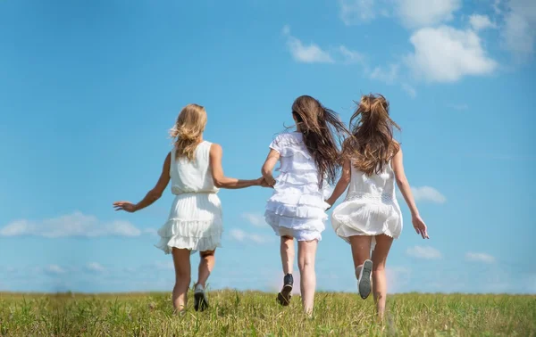 Chicas corren en verde hierba — Foto de Stock