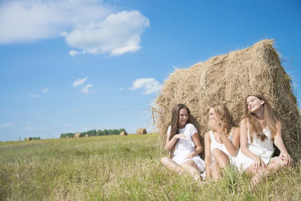 Ženy sedí na zelené trávě — Stock fotografie