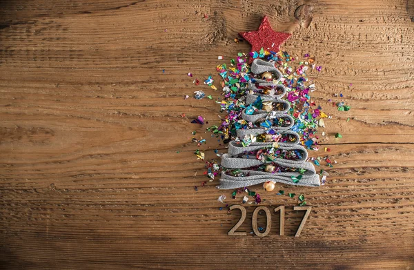 Albero di Natale con coriandoli colorati — Foto Stock