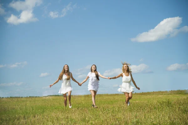 Jonge Vrouwen Rennend Zomerveld Tegen Blauwe Lucht — Stockfoto