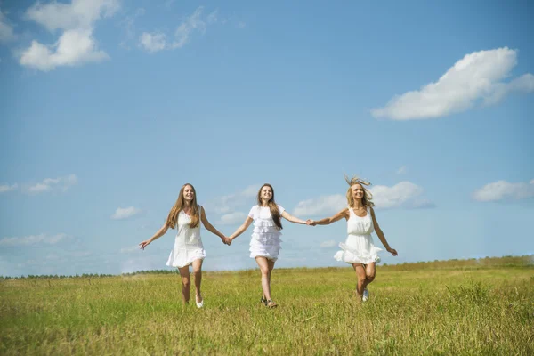 Mujeres Jóvenes Corriendo Campo Verano Contra Cielo Azul — Foto de Stock