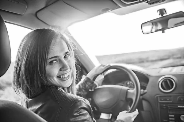 Молодая женщина в повороте автомобиля — стоковое фото