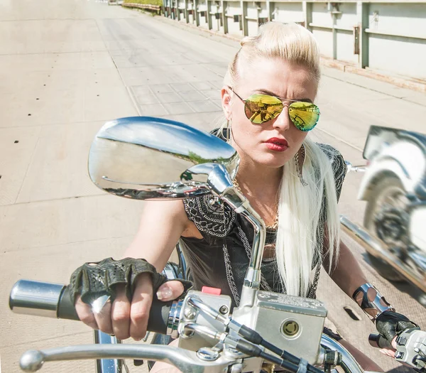 Молодая Жестокая Девушка Стильных Солнцезащитных Очках Мотоцикле — стоковое фото