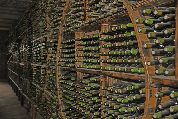 Verstaubte Weinflaschen — Stockfoto
