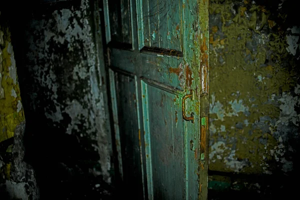 녹색 노란 나무로 되는 문 — 스톡 사진