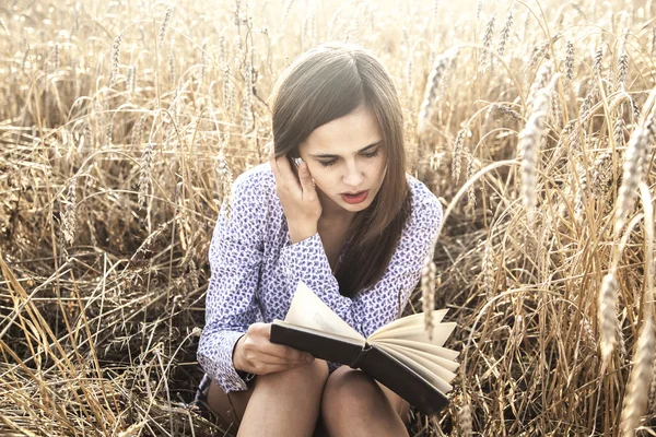 Mulher leitura livro — Fotografia de Stock