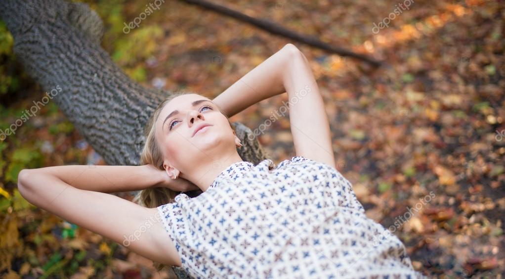 Chica en un tronco de Ã¡rbol caÃ­do â€” Foto de Stock