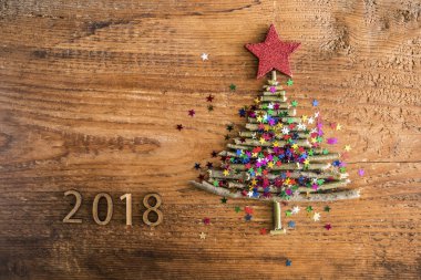 Renkli yıldızlı Noel ağacı 